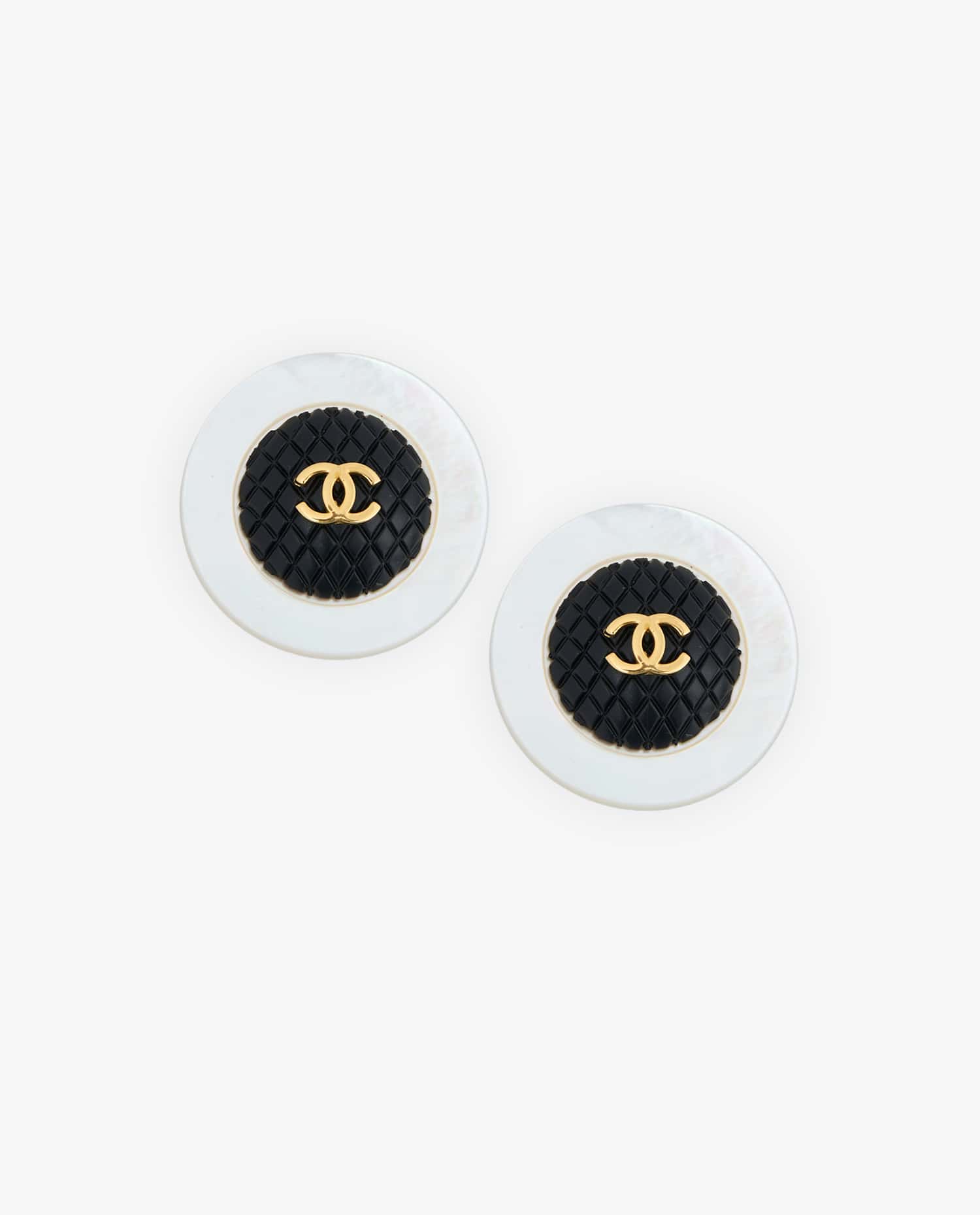 Chanel — Clips ronds Chanel nacre