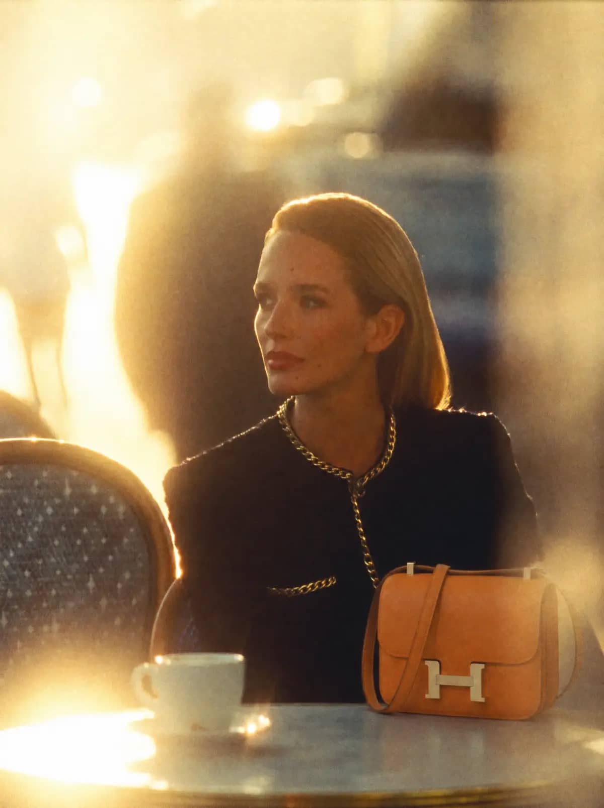 Journal — La petite veste noire Chanel : un intemporel
